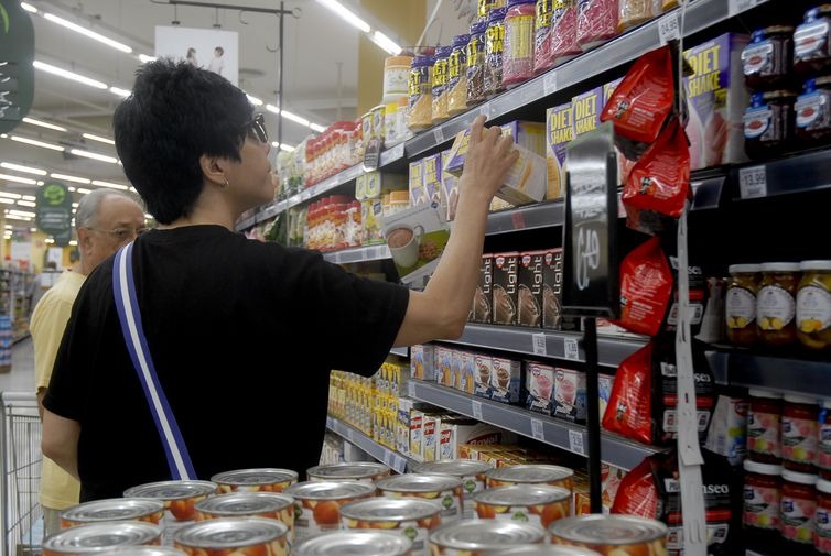 Redução de peso pode evitar 15 mil casos de câncer por ano no Brasil Os pesquisadores associam o aumento do sobrepeso na população ao consumo crescente de alimentos ultraprocessados (Arquivo/EBC)