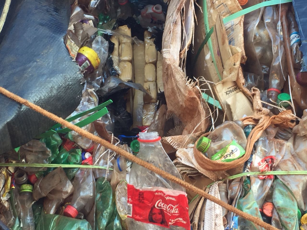 PM apreende carregamento de maconha em carga de lixo reciclável Maconha estava escondida sob carga de recicláveis. PM/Divulgação
