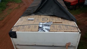Uma das carretas que levavam 2,7 milhões de maços de cigarro, apreendidos em Naviraí - Foto: Divulgação / PRF