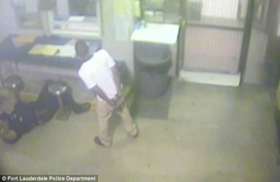 Adolescente preso salva vida de policial que teve ataque cardíaco quando preenchia papelada de sua prisão