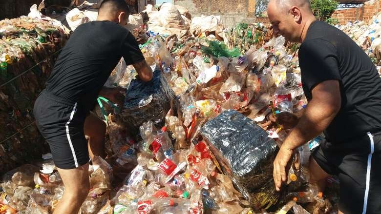 Maconha era escondida em meio a fardos de recicláveis em barracão Maconha era escondida em meio a fardos de recicláveis em barracão