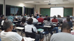 Condutores infratores realizam curso de reciclagem no Detran