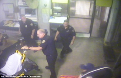 Adolescente preso salva vida de policial que teve ataque cardíaco quando preenchia papelada de sua prisão