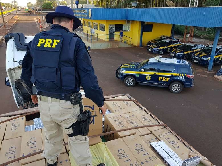 Homem é preso com 450 mil maços de cigarros e caminhão roubado Homem é preso com 450 mil maços de cigarros e caminhão roubado