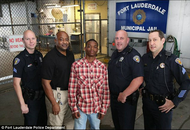 

Assista o vídeo capturado pelas câmaras do circuito interno. 