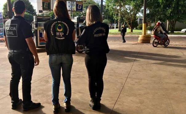 Procon fiscalizam e autuam postos de combustíveis do interior