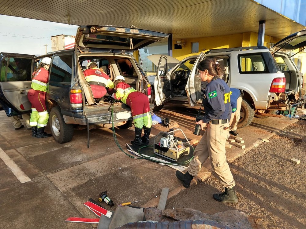 Equipe da concessionária que administra a BR-163 em MS usa tesoura mecânica para cortar a estrutura das caminhonetes (Foto: Ariovaldo Dantas)