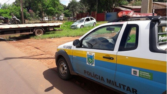 Motorista tenta ultrapassagem e mata um um motociclista Carro envolvida em acidente foi guinchado (Fotos: Tião Prado / Ponta Porã Informa)