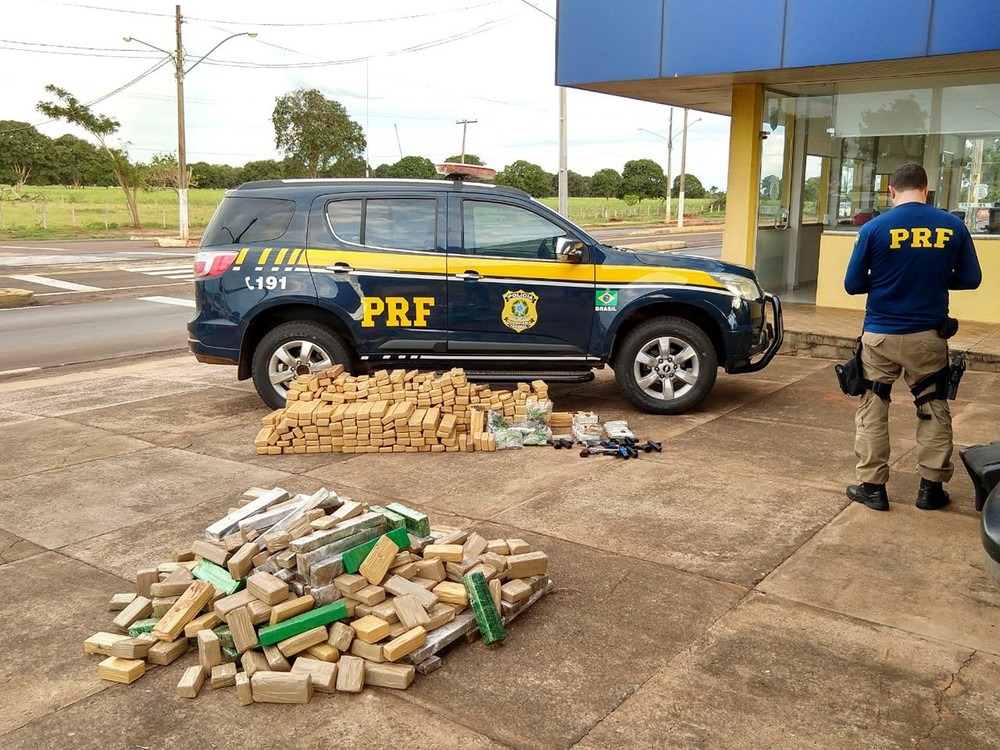 Tabletes de maconha, armas e munições no posto da PRF que fica na BR-163, em Campo Grande (Foto: Ariovaldo Dantas)