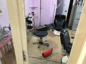 Comércios da antiga rodoviária de são alvos de furto e vandalismo Extintor e vidro no chão do salão de beleza em MS (Foto: Osvaldo Nóbrega/TV Morena)