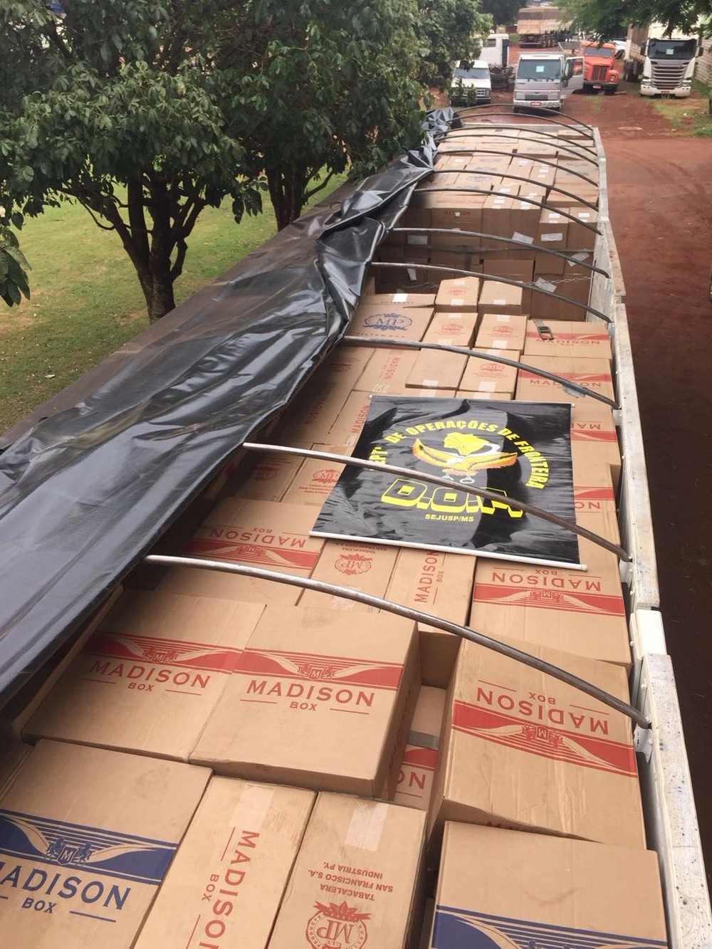 Carreta apreendida na BR-376, em Dourados (Foto: DOF/Divulgação)