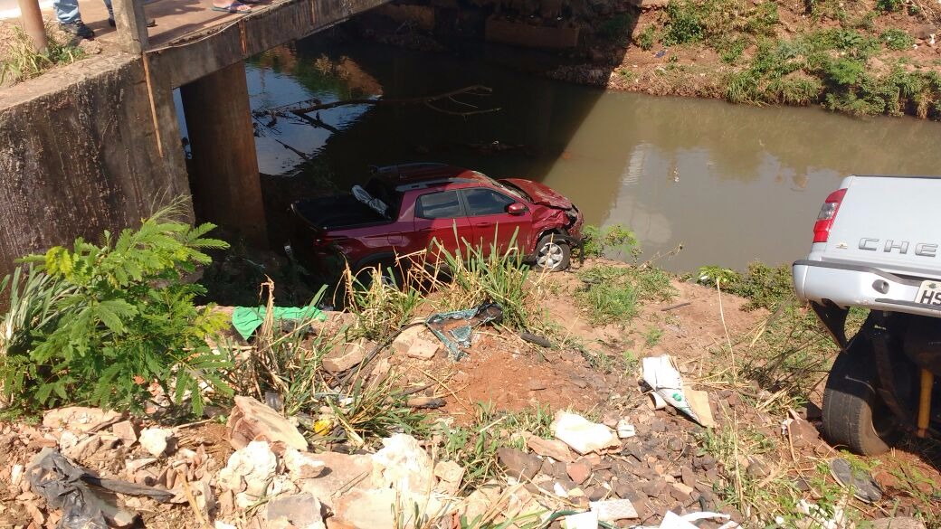 Caminhonete e picape caem em barranco do rio Anhandui após batida