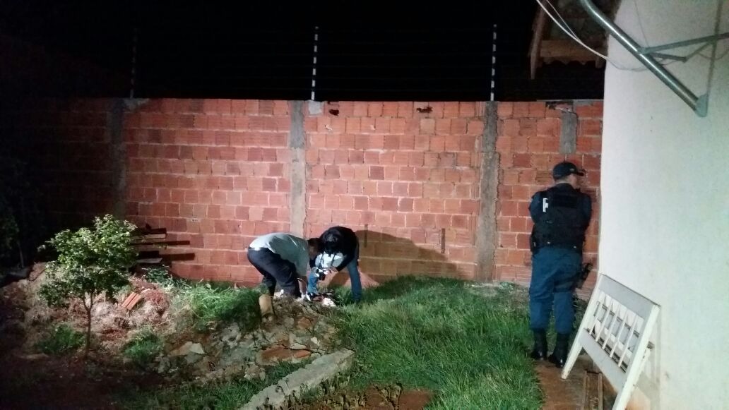 Peritos analisam corpo da vítima. - Adilson Domingos (Lente Nervosa)