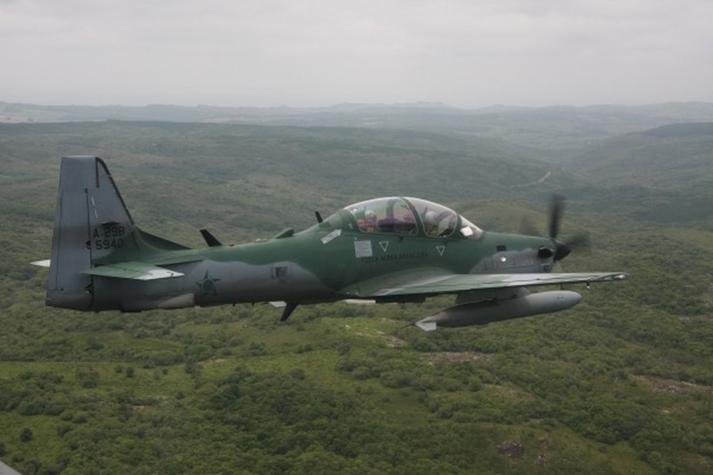 FAB aborda e força pouso de avião suspeito de tráfico em MS Super Tucano usado pela FAB na operação contra aeronave suspeita (Foto: FAB/Divulgação)