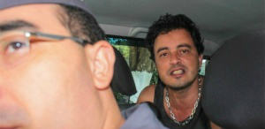 Renner dentro da viatura após ter sido detido por envolver-se em um acidente de carro