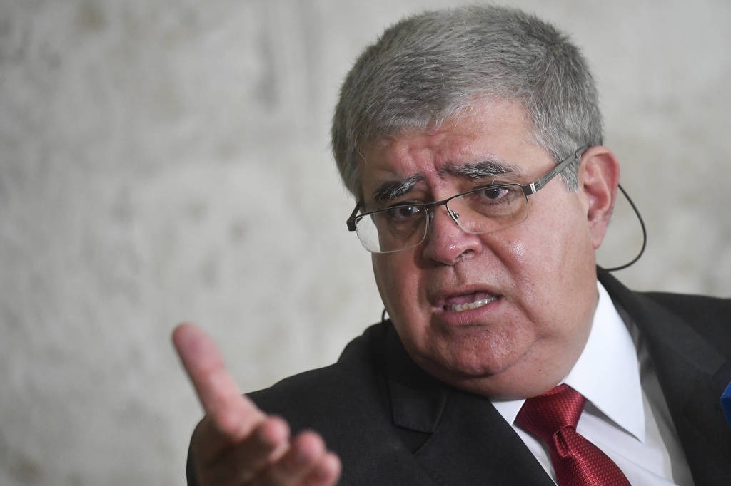 Marun diz que Barbosa não tem aptidão a presidente e o compara a 'ditador'