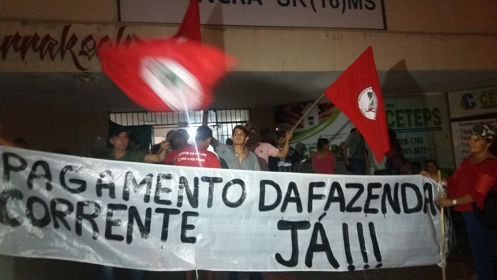 Grupo do Movimento Sem Terra acampa no Incra para protestar venda de fazenda Manifestantes cobram do governo federal compra de fazenda em Dois Irmãos do Buriti (MS) (Foto: Nathália Rabelo)