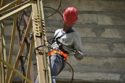 Funcionário da empresa contratada para a instalação das câmeras faz pose numa das torres do estádio (Foto: Marcelo Calazans)