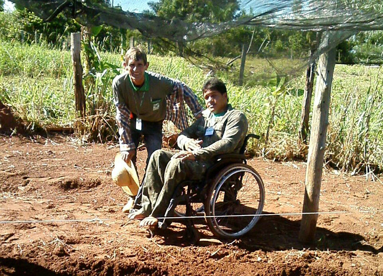 Cadeirante dá exemplo de superação como produtor de hortifrutigranjeiro em Miranda ( Foto: Divulgação/Famasul)