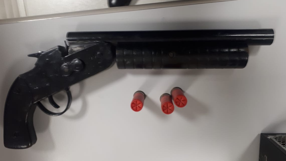 Após violência doméstica, mulher denuncia marido por ter arma ilegal Após violência doméstica, mulher denuncia marido por ter arma ilegal