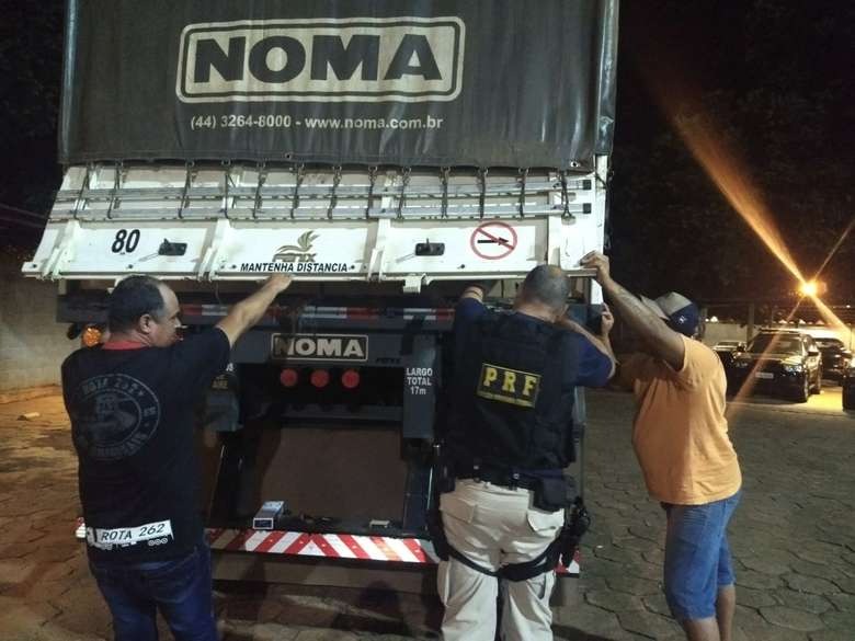 Três carretas de cigarros contrabandeados são abordadas em BR's em menos de 12h Policiais aprrenderam cigarros em três carretas. PRF/Divulgação