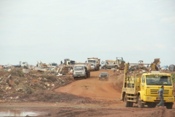 Aterro do Jardim Noroeste acumula entulhos e irregularidades. (Foto: Marcos Ermínio)