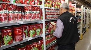 Procon Estadual intensifica ações e supermercado com 146 produtos vencidos é autuado
