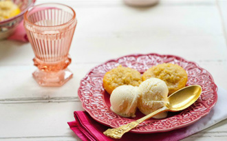 Aprenda a fazer crocante de pêssego com iogurte ou sorvete Crocante de pêssego (Foto: Reprodução / GNT)