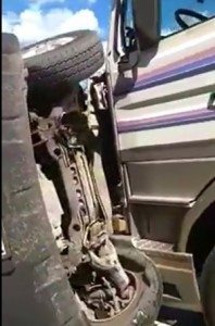 Van de estudantes tomba na BR-262 após colisão com carreta