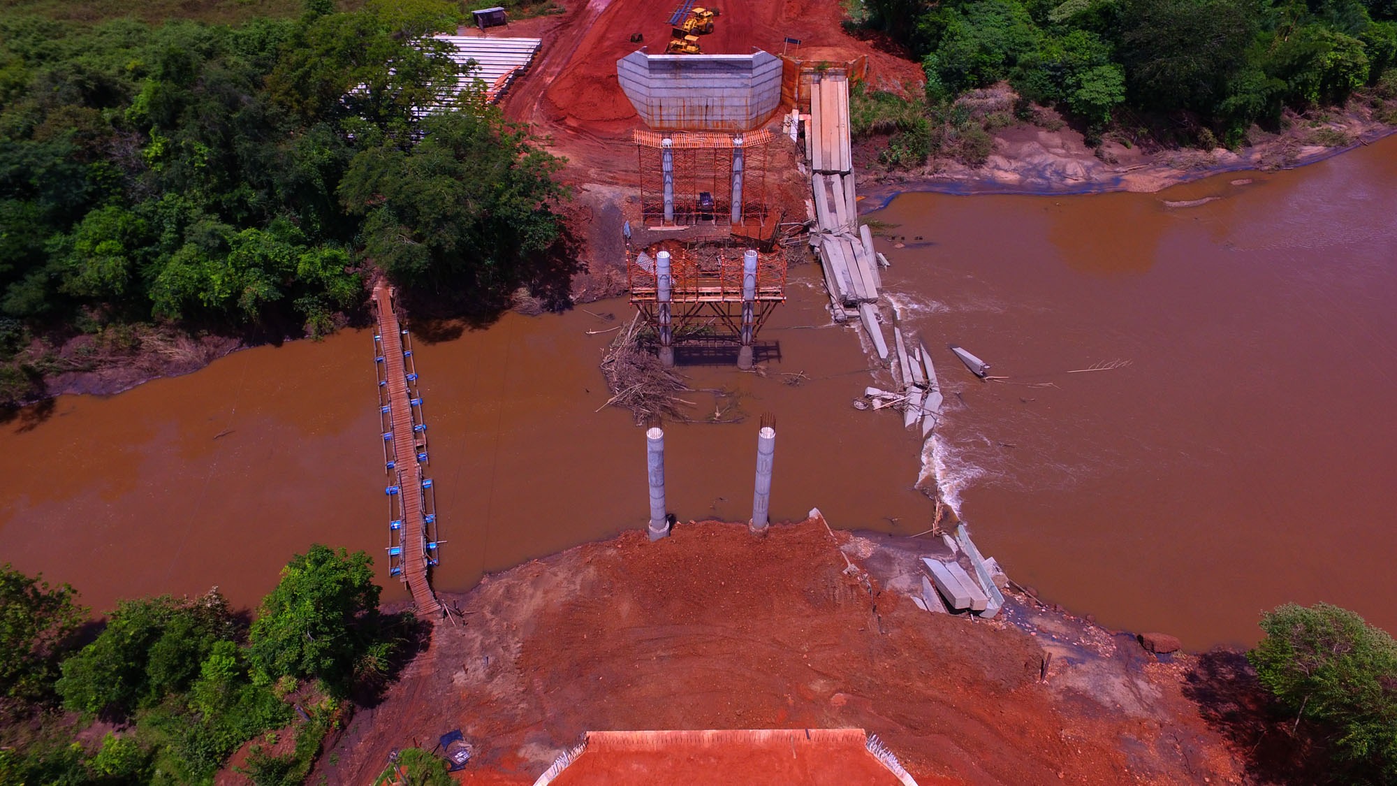 Nova ponte de 80m de cumprimento tira do isolamento centenas de colonos, os quais usam uma pinguela para chegar ao município.


Foto: Chico Ribeiro