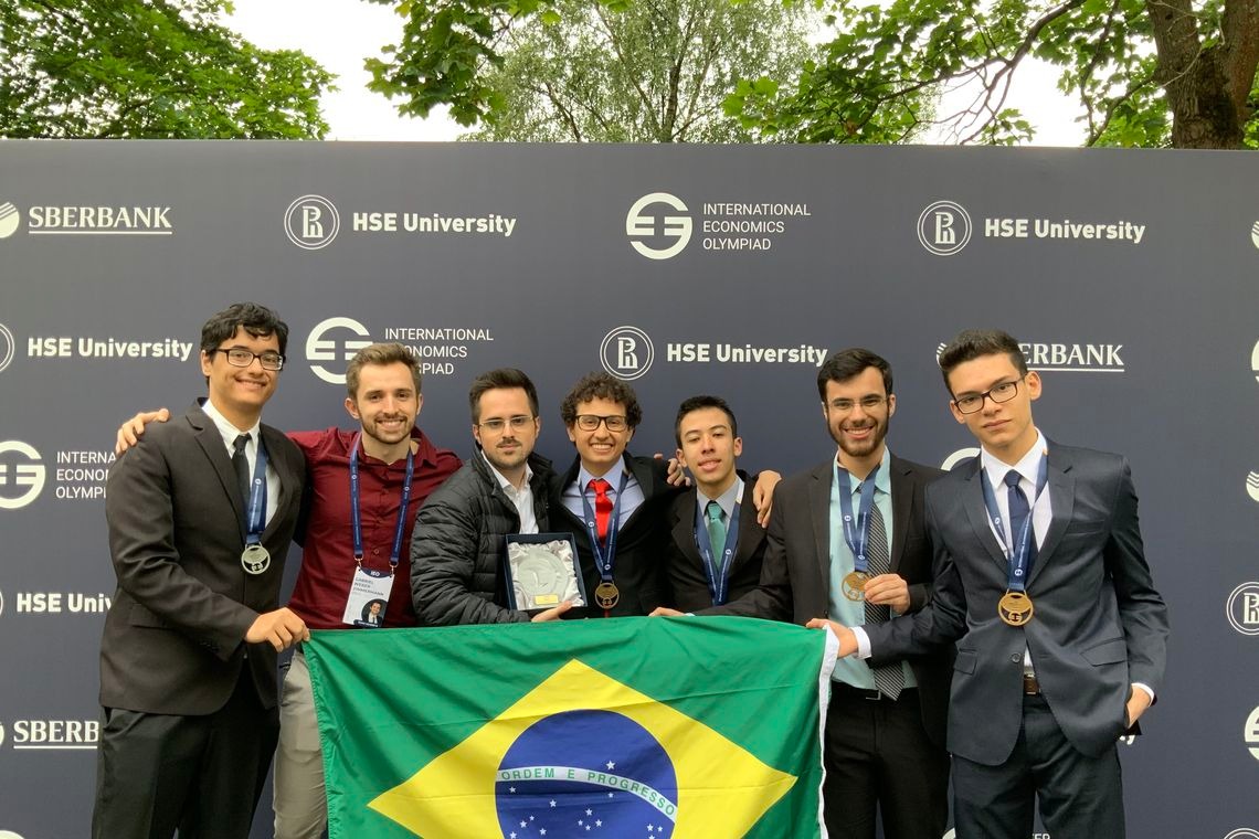 Estudantes do ensino médio são premiados em olimpíada de economia Roberta Abrahão