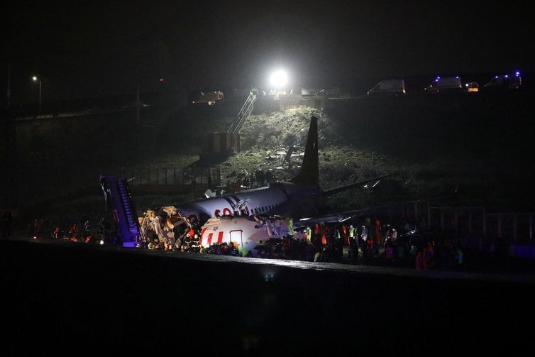 Bombeiros e equipes de resgate trabalham nos destroços do avião que se acidentou no aeroporto de Istambul REUTERS