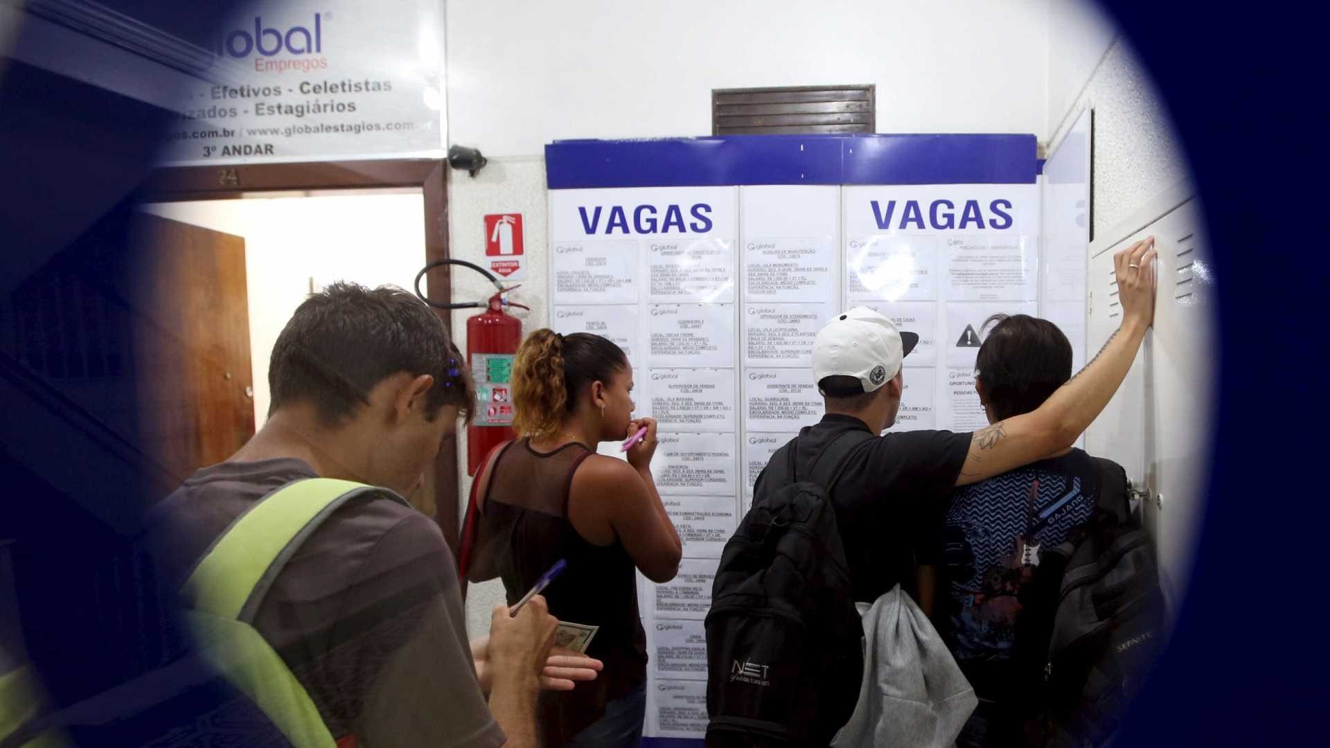 Procura por emprego demora quase um ano Procura por emprego demora quase um ano