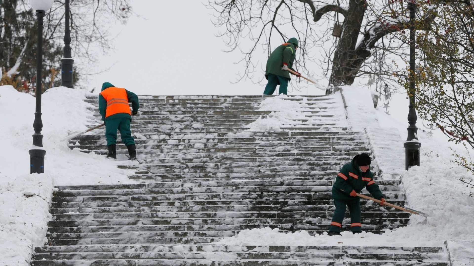 Neve de primavera pinta de branco ruas da Guarda Neve de primavera pinta de branco ruas da Guarda