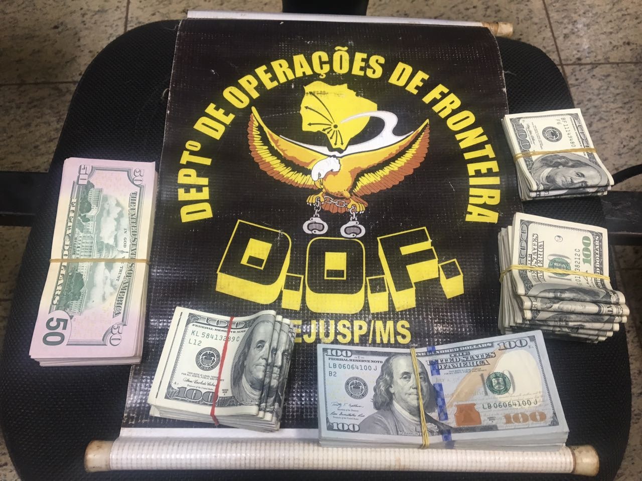 Dupla é presa com 38 mil dólares não declarados na fronteira Dinheiro seria trazido para a Capital. DOF/Divulgação