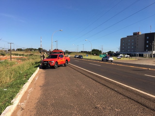 Homem é atropelado e motorista foge do local do acidente Corpo de Bombeiros no local onde homem foi atropelado (Foto: Osvaldo Nóbrega)