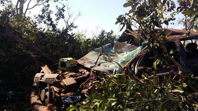 Jovem é encontrado em estado grave após capotar carro em rodovia Carro capotou e ficou destruído em MS. PRE/Divulgação
