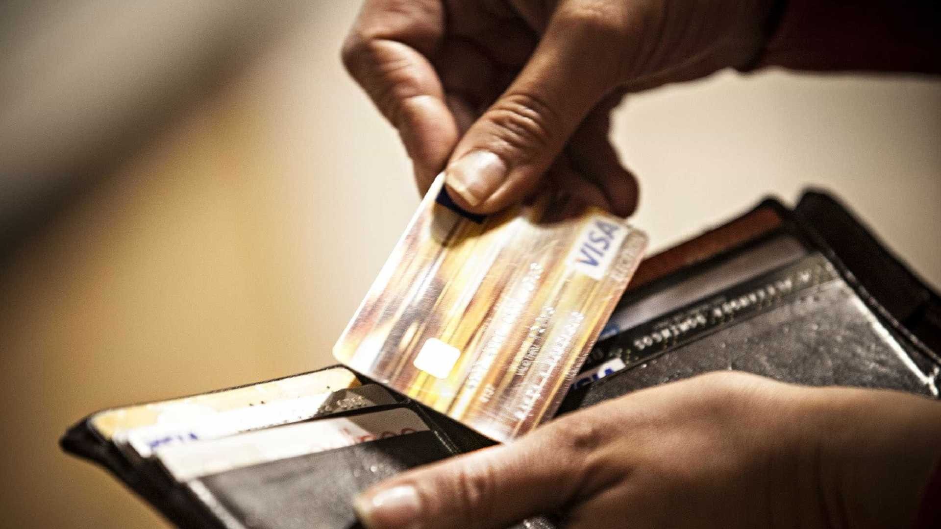Mudança no rotativo do cartão completa um ano e juros diminuem Mudança no rotativo do cartão completa um ano e juros diminuem