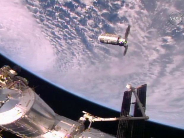 Espaçonave japonesa é acoplada a uma estação espacial internacional