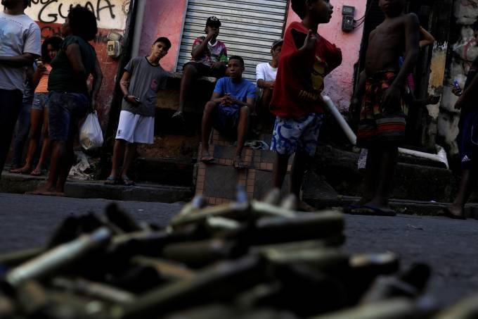 Sobe para 40 número de policiais mortos no estado do Rio este ano Violência no Rio: o total de policiais mortos no estado este ano chega a 40, dos quais 38 eram policiais militares (Ricardo Moraes/Reuters)