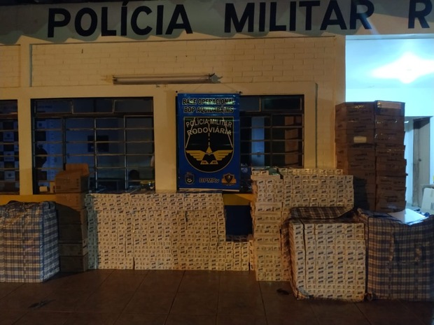 Polícia apreende 2.200 pacotes de cigarros em ônibus de passageiros Polícia apreende 2.200 pacotes de cigarros em ônibus de passageiros