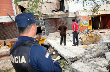 Destruição causada por explosões durante roubo a transportadora de valores em Ciudad del Este, no Paraguai (Foto: Francisco Espinola/Reuters)