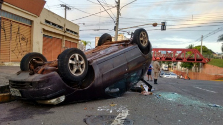 Pálio capotou e ficou com as rodas para cima após colisão. (Foto: Filipe Prado)