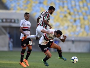 Análise: vacilo não pode esconder os pontos positivos do São Paulo Nenê recebe forte marcação na partida e é observado por Everton (Foto: André Durão)
