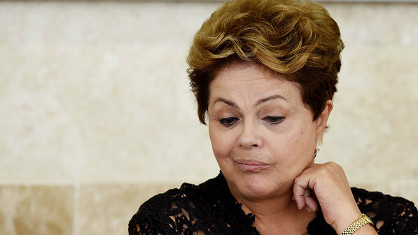 No Rio, todos são Dilma. Mas ninguém está com Dilma Dilma Rousseff: ela tem todos os palanques, mas não sobe em nenhum (Evaristo SA/AFP/VEJA)
