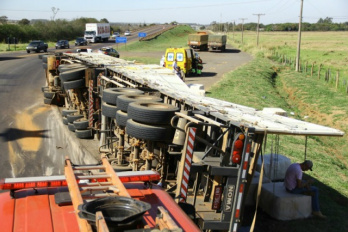 Para evitar acidente, condutor tomba carreta e carga de algodão pega fogo Caminhão ficou tombado às margens da rotatória. (Foto: Marcos Ermínio)