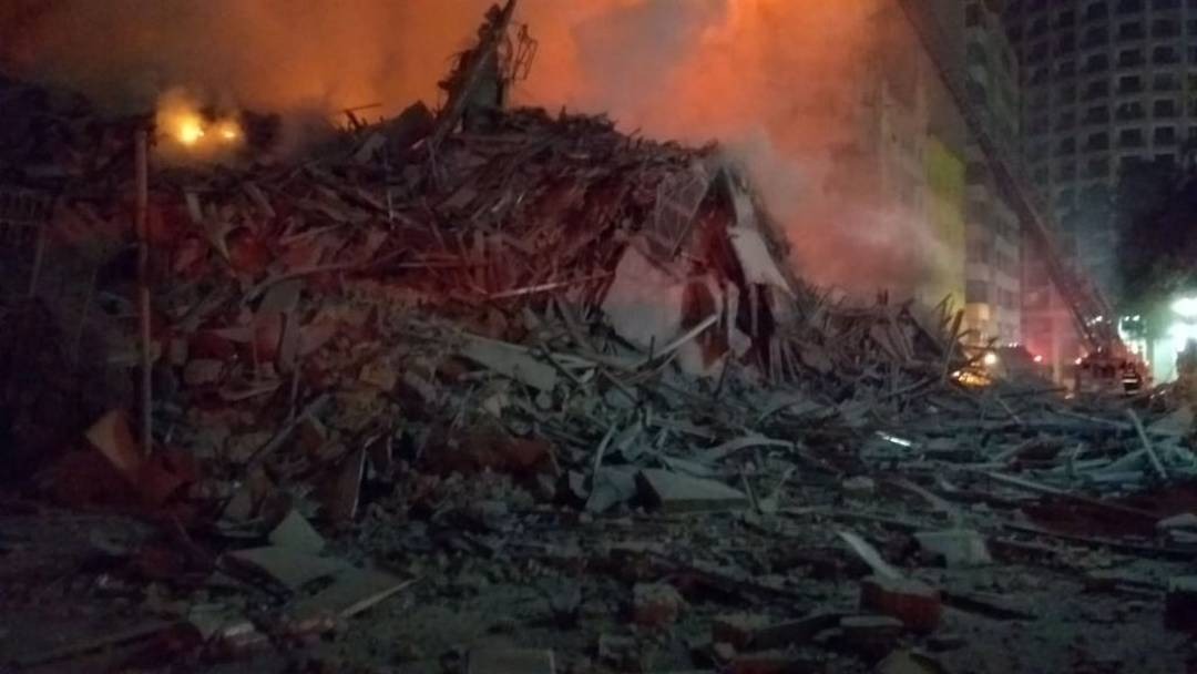 Prédio é atingido por incêndio e desaba no centro de SP Destroços após o desabamento em São Paulo. Divulgação/Corpo de Bombeiros