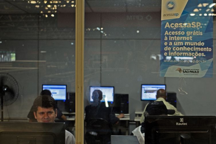 Inclusão digital exige renovação de pontos públicos de internet São Paulo - Telecentro na estação Palmeiras - Barra Funda da CPTM. - Rovena Rosa/Agência Brasil