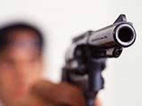 Bandido aponta revólver para cabeça de bebê durante roubo Bandido aponta revólver para cabeça de bebê durante roubo