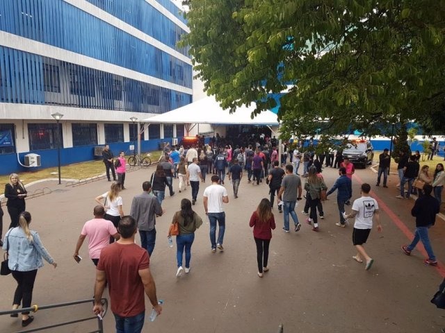 Candidatos entrando da Uniderp, um dos locais de aplicação das provas no dia 17 de setembro. 